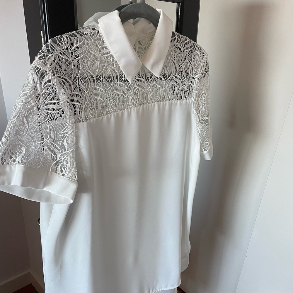 Anne Fontaine beautiful white tunic blouse with lace detail. Size 42 FR, 10 US.
